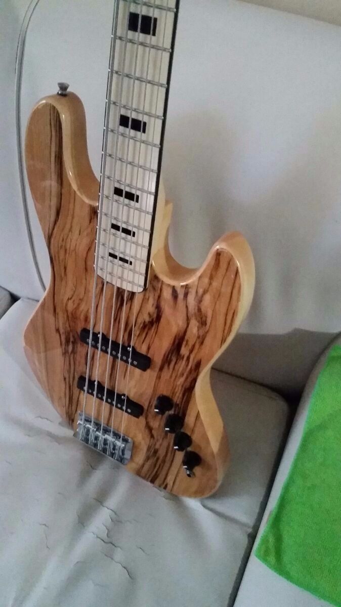 Ract Bass spalted Maple 5 cordas.....Braço de Maple.capitadores bartoline duo coil .pre RB  .corpo bass wood ..... R$4.850,00 com Bags