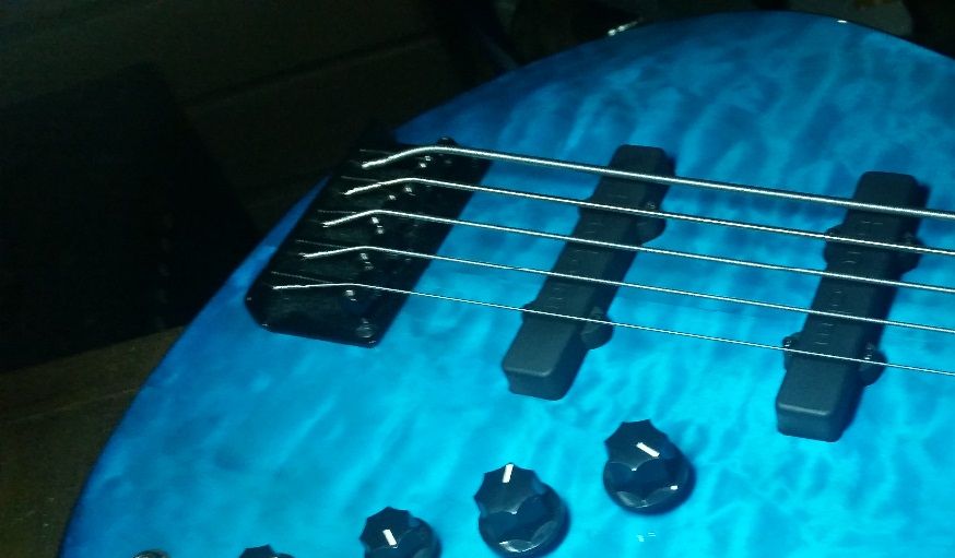 Ract bass 5 cordas quilted maple azul ceu ,braço Maple canadense pickups Bartoline duo coil humcanceling ferragens gotho...pre amp RB...R$5..850,00 com bags 