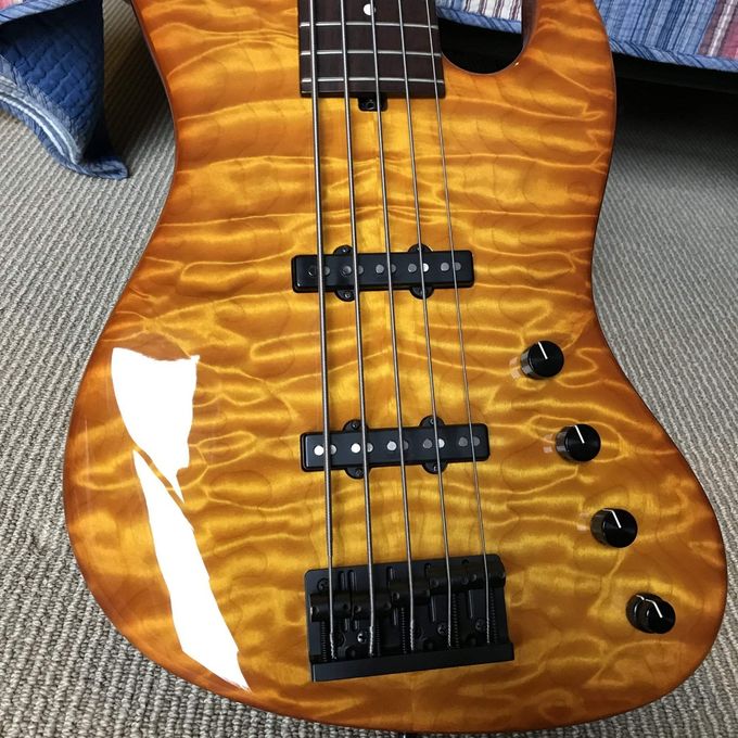 Ract bass 5 cordas pickups alnico 5 ou bartoline duo coil quited maple creme natural...com pre RB,com bags de luxo R$5.850,00