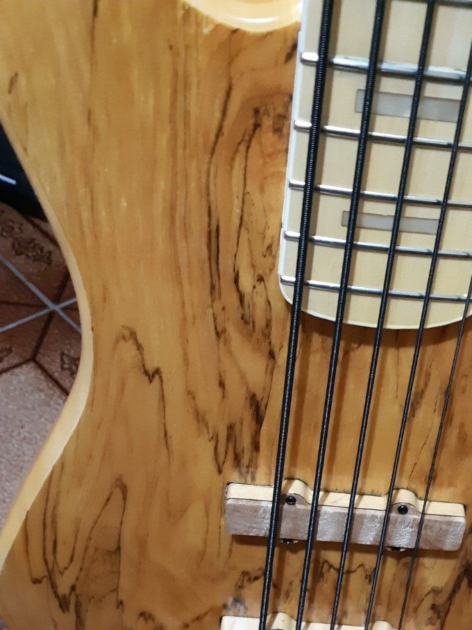 Ract bass 5 cordas quilted Maple,braço de MAPLE CANADENSE....pickups TNT de maple..pre amp RB,,.ferragens gotho pretas,com bags de luxo R$ 6.950,00