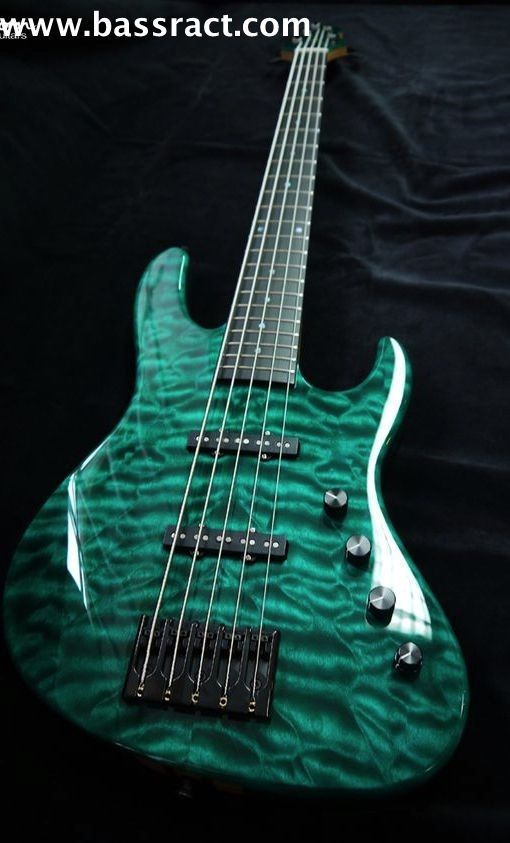 Ract bass 5 cordas blue top quilted maple....braço de maple canadense....pickups bartoline duo coil....humcanceling ferragens gotho...com super bags R$5.850,00