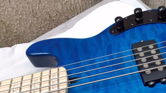 Ract music..5 cordas modelo music man....com capitador de neodimio quadri....dois volumes idependents um para cada lado do capitador. com grave medio e agudo...pre amp RB.....Braço Maple canadense corpo quilted Maple....ferragens Gotho....com super bags 3.850,00