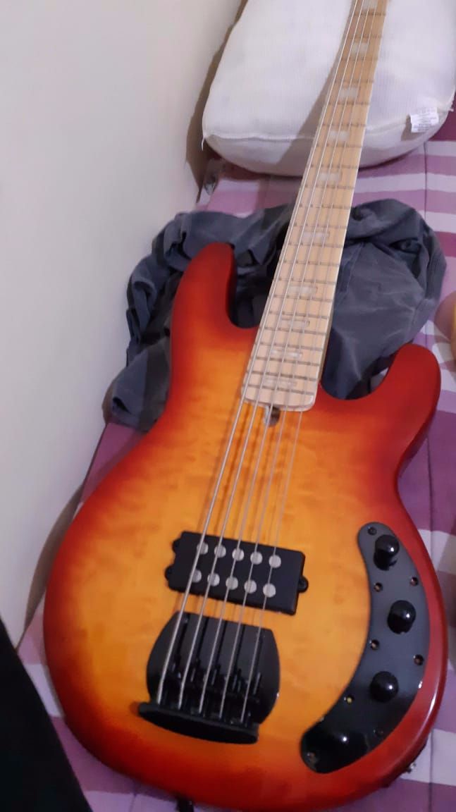Ract music..5 cordas modelo music man....com capitador de neodimio quadri....dois volumes idependents um para cada lado do capitador. com grave medio e agudo...pre amp RB.....Braço Maple canadense corpo quilted Maple....ferragens Gotho....com super bass... 3.850,00 Reais