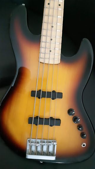 Ract bass sunburst 5 cordas .....braço de maple canadebse...ferrragens gotho....pickups de neodimium RB....pre amp RB.....com super bags ...R$3.850,00